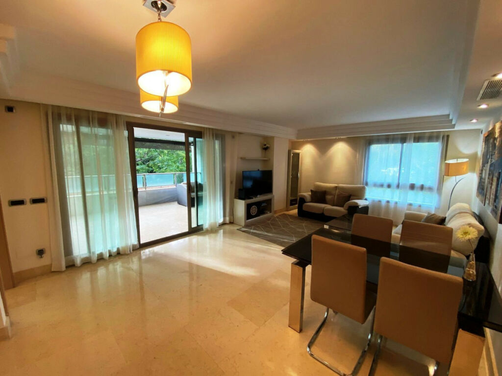 Middle Floor Apartment Marbella Málaga - image 2