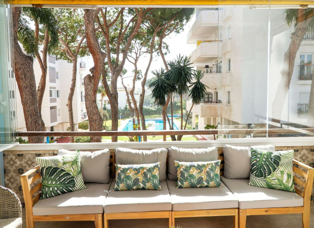 Middle Floor Apartment Calahonda Málaga - image 2