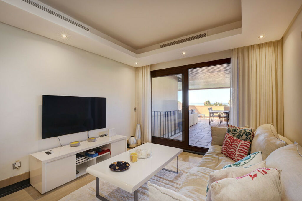 Middle Floor Apartment Estepona Málaga - image 2