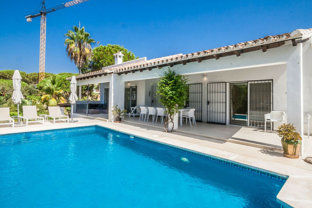 Detached Villa Elviria Málaga - image 2