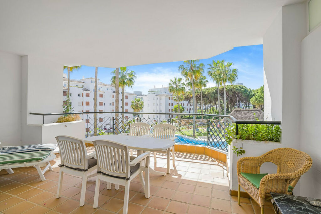 Middle Floor Apartment Calahonda Málaga - image 2