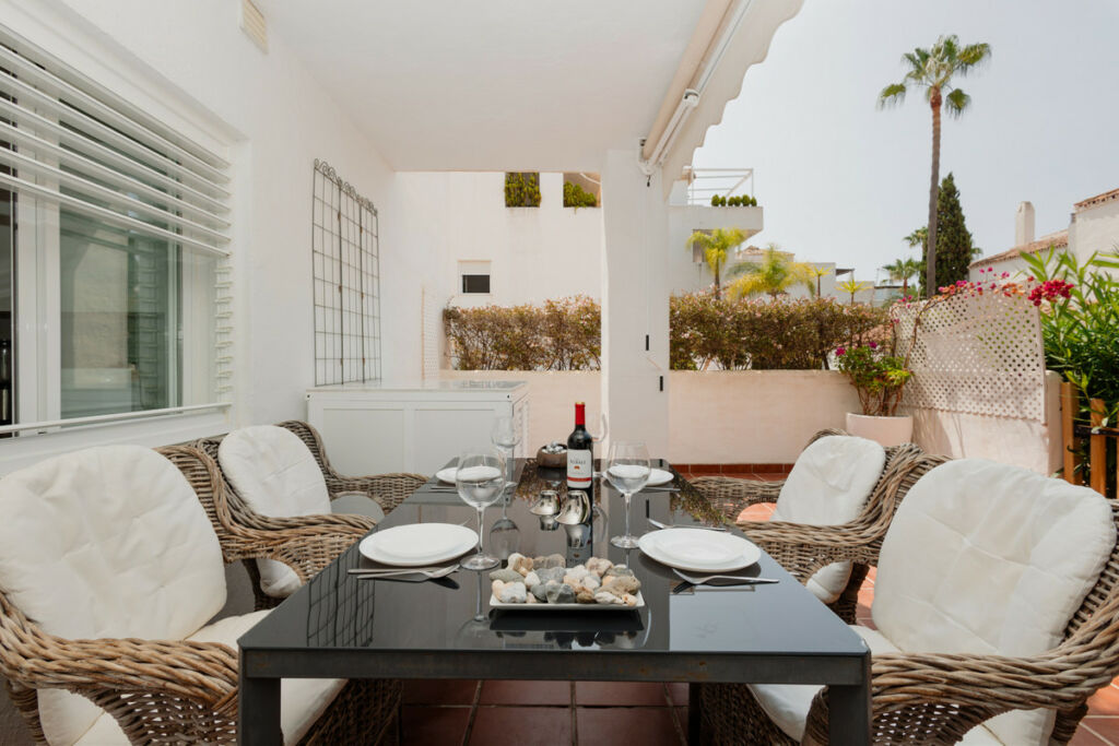 Middle Floor Apartment Bahía de Marbella Málaga - image 2