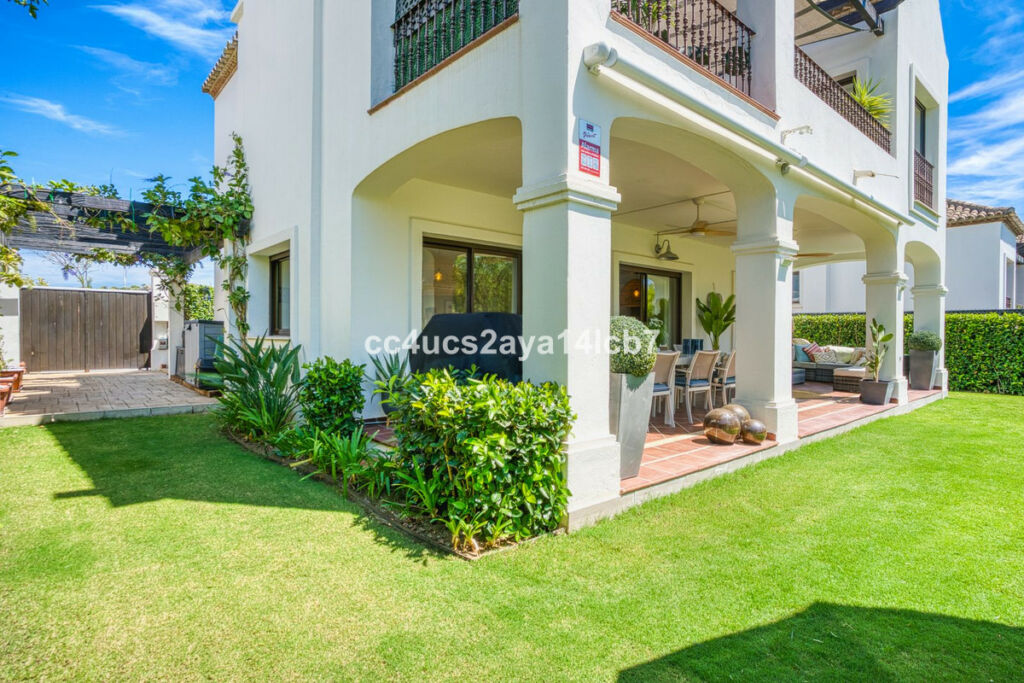 Detached Villa Estepona Málaga - image 2