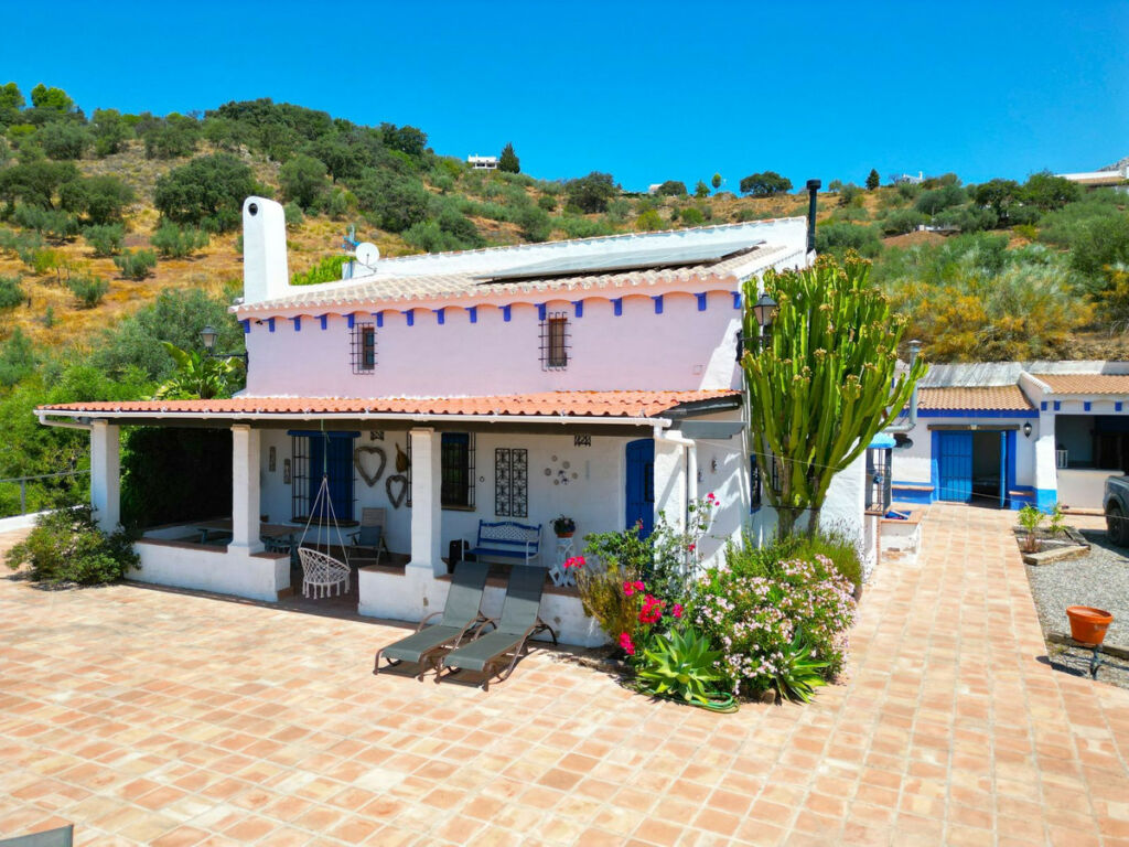 Detached Villa Riogordo Málaga - image 2