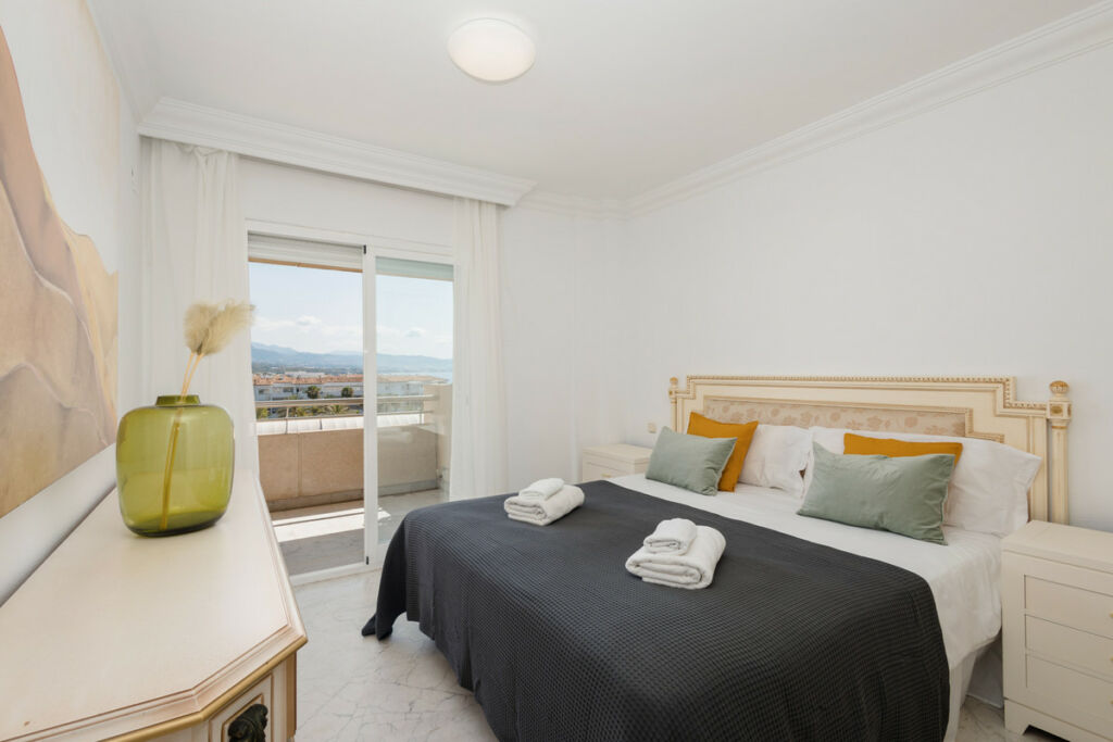 Middle Floor Apartment Puerto Banús Málaga - image 2