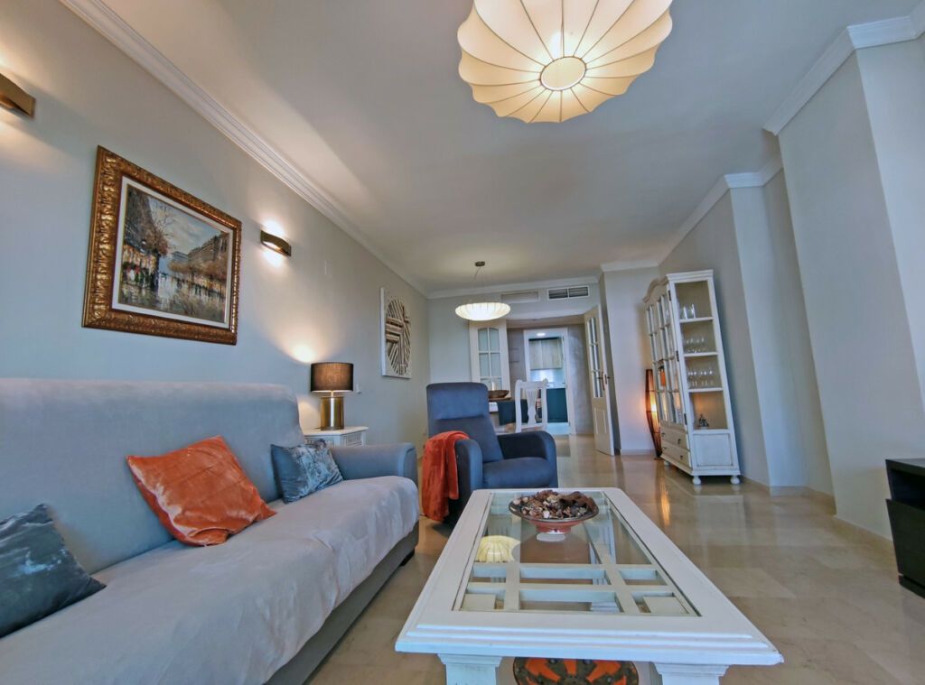 Middle Floor Apartment Puerto Banús Málaga - image 2