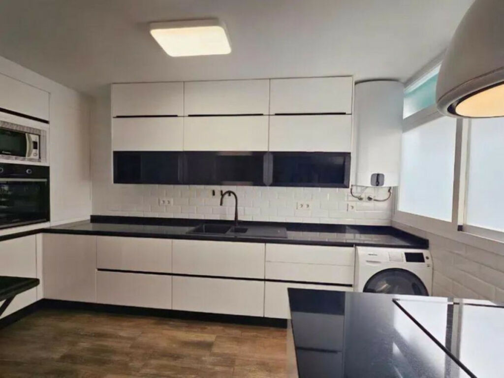 Middle Floor Apartment Marbella Málaga - image 2