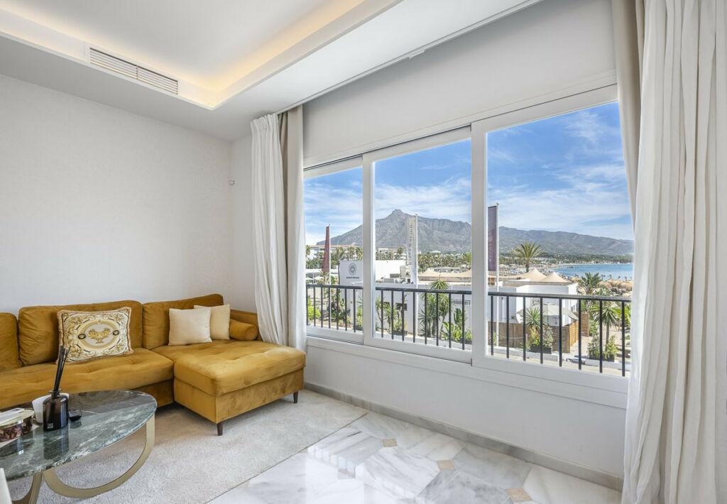 Top Floor Apartment Puerto Banús Málaga - image 2