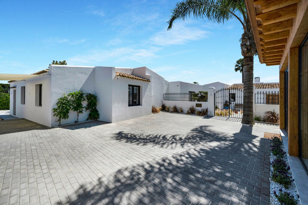 Detached Villa Guadalmina Alta Málaga - image 2