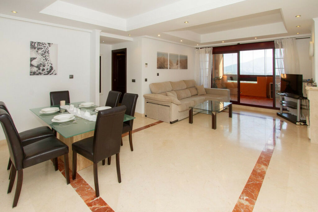 Ground Floor Apartment La Mairena Málaga - image 2