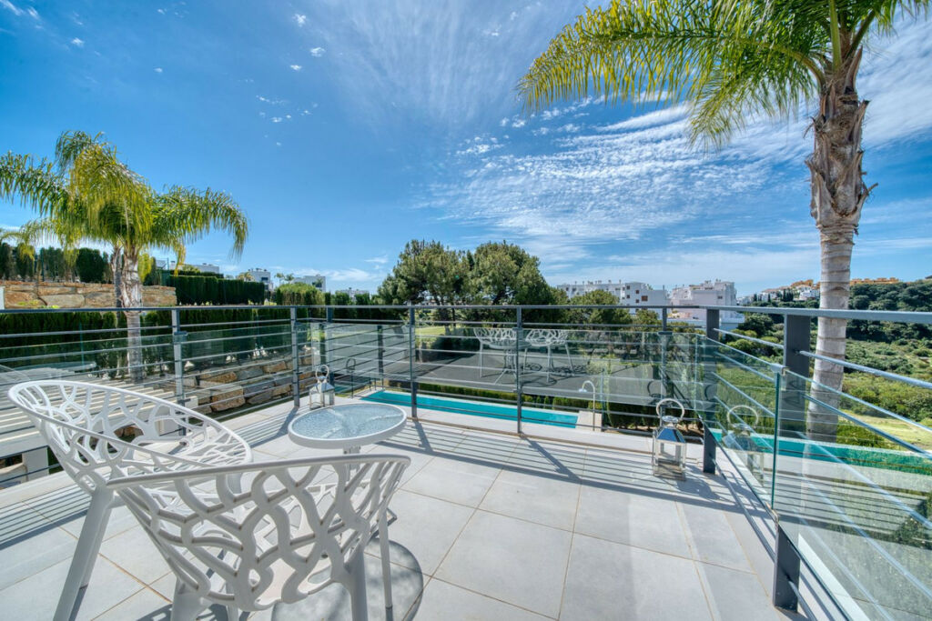 Detached Villa Estepona Málaga - image 2