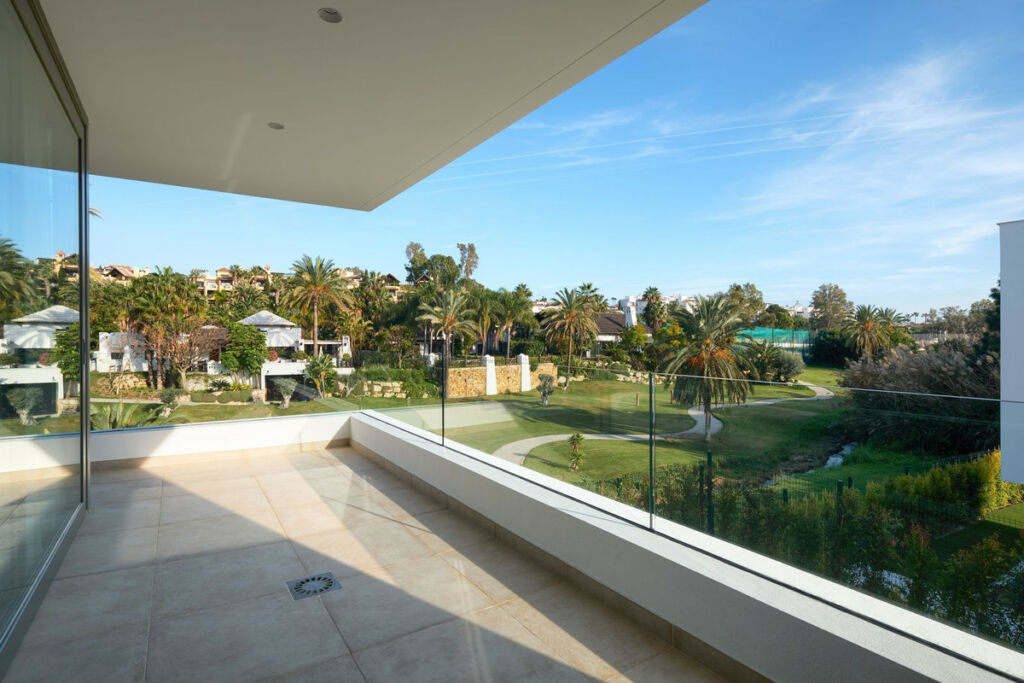 Detached Villa Estepona Málaga - image 2