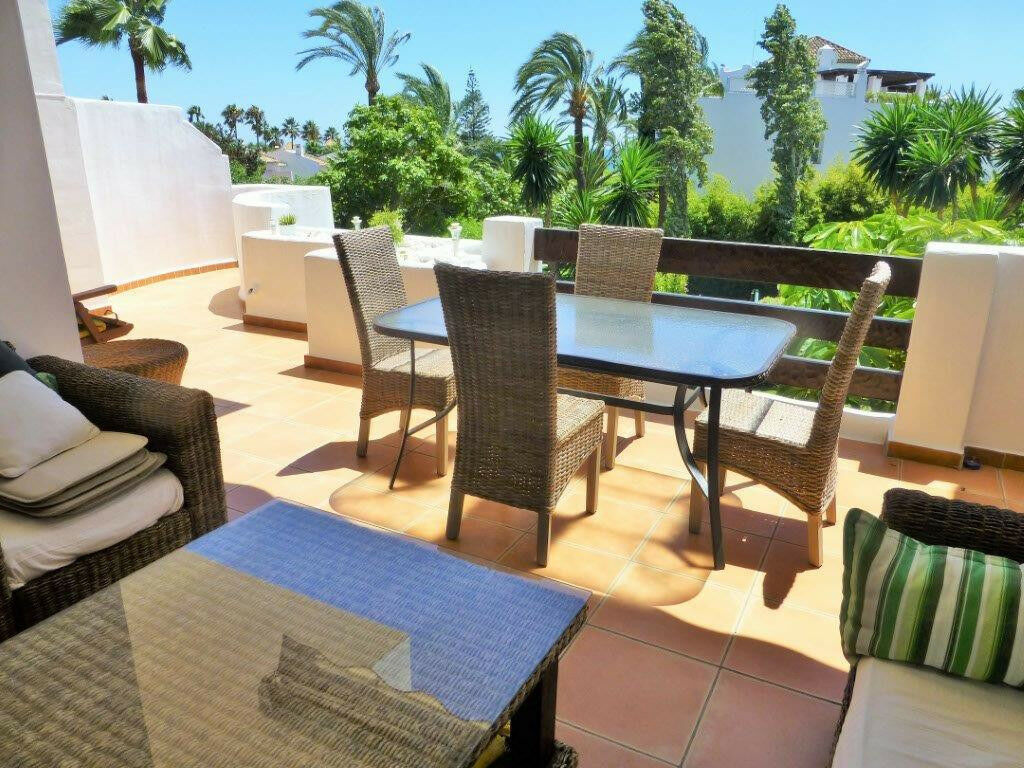 Middle Floor Apartment Estepona Málaga - image 2