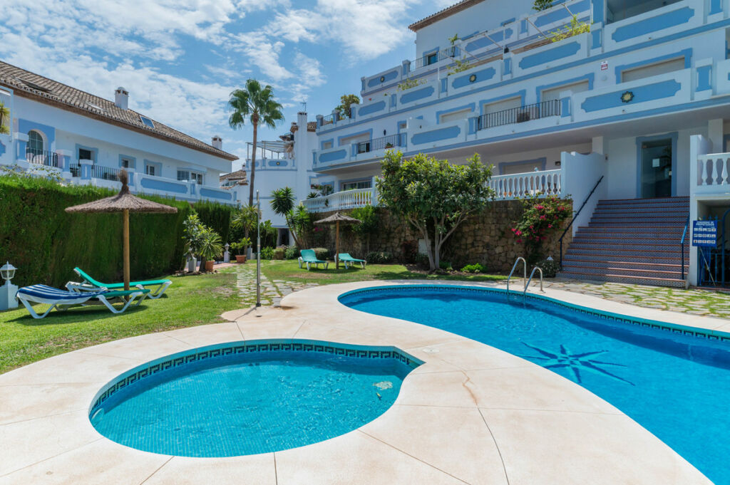 Middle Floor Apartment Nueva Andalucía Málaga - image 2