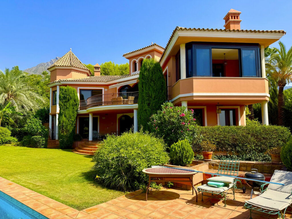 Detached Villa Sierra Blanca Málaga - image 2