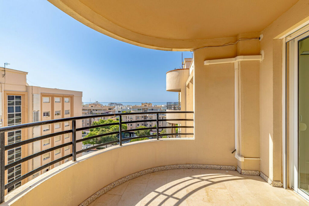 Top Floor Apartment Marbella Málaga - image 2