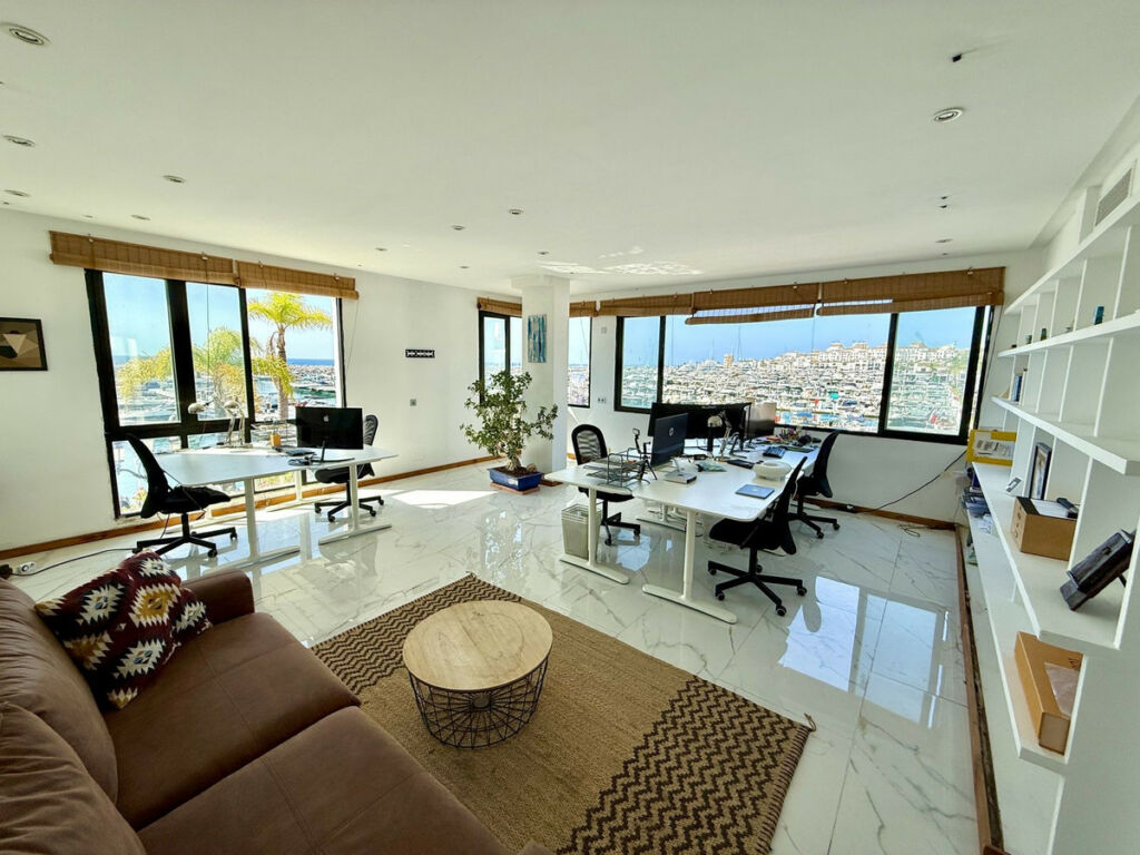 Top Floor Apartment Puerto Banús Málaga - image 4