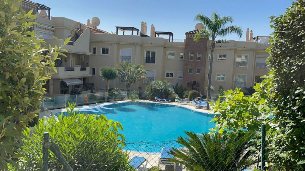 Middle Floor Apartment Estepona Málaga - image 2
