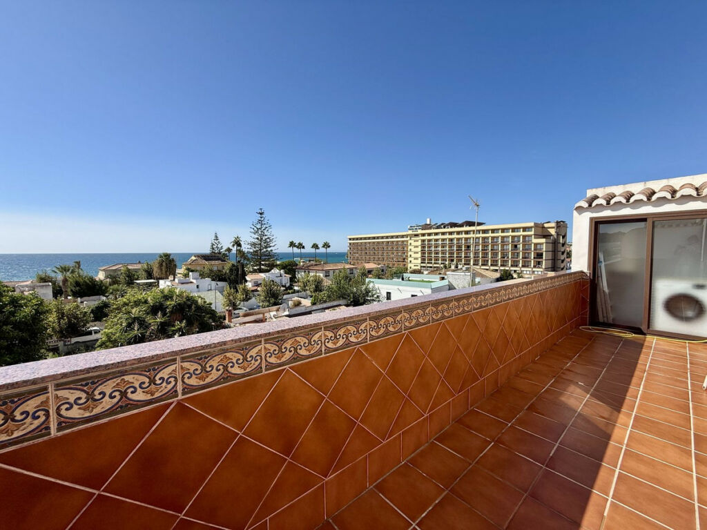 Top Floor Apartment La Cala Málaga - image 2