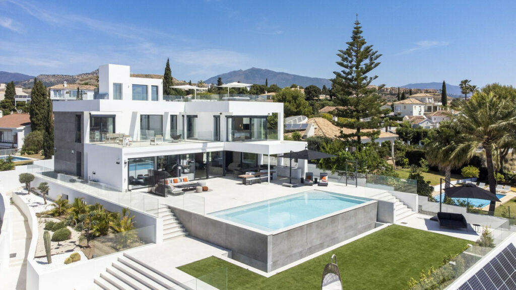 Detached Villa El Paraiso Málaga - image 2