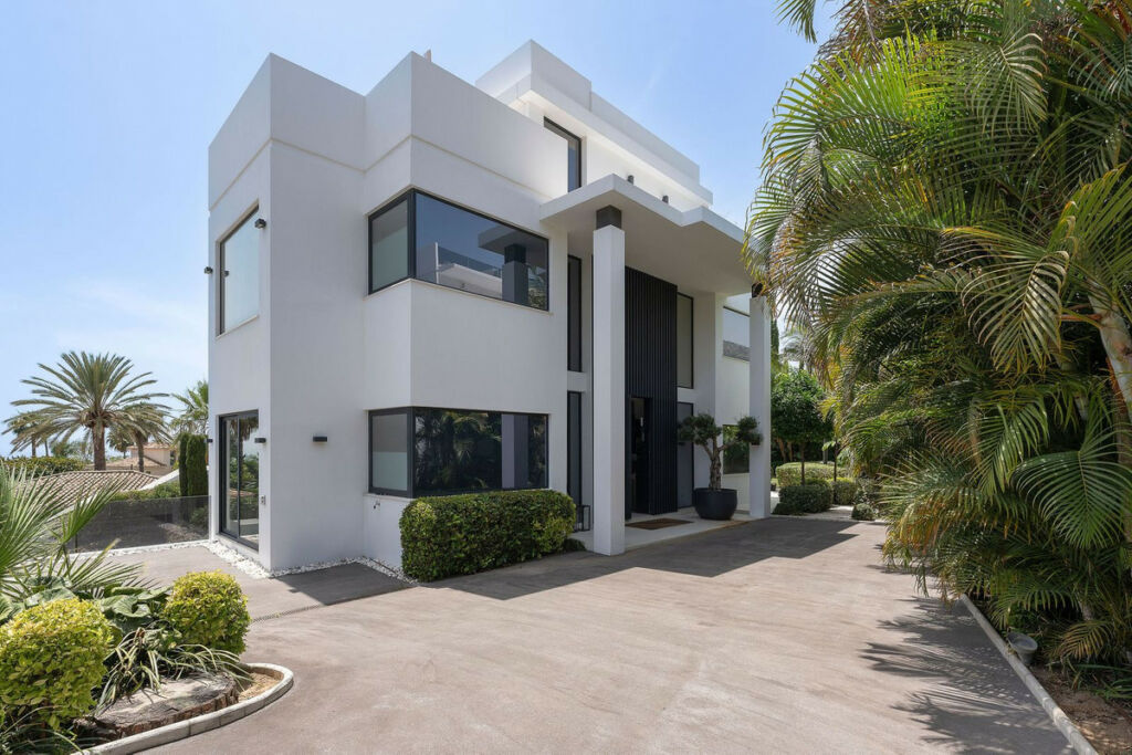 Detached Villa Nagüeles Málaga - image 2