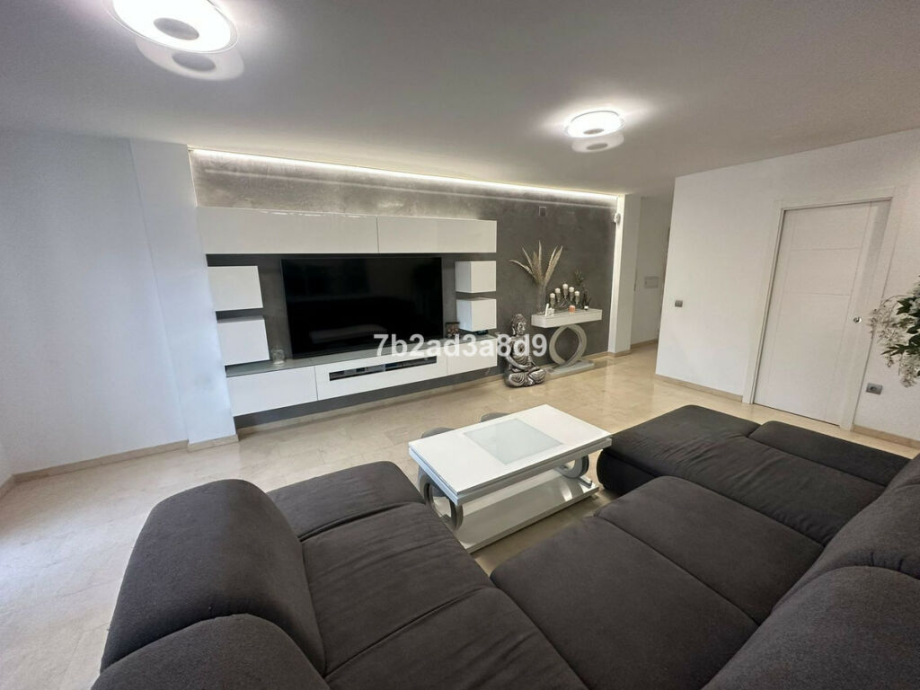 Middle Floor Apartment Nueva Andalucía Málaga - image 2