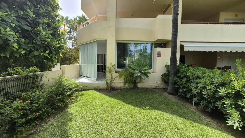 Ground Floor Apartment Bahía de Marbella Málaga - image 2