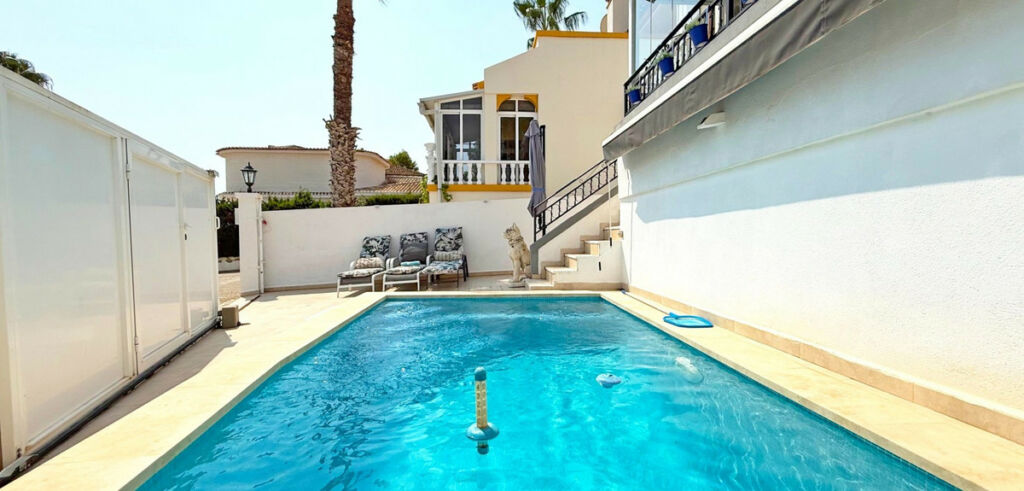 Detached Villa Villamartin Alicante - image 2