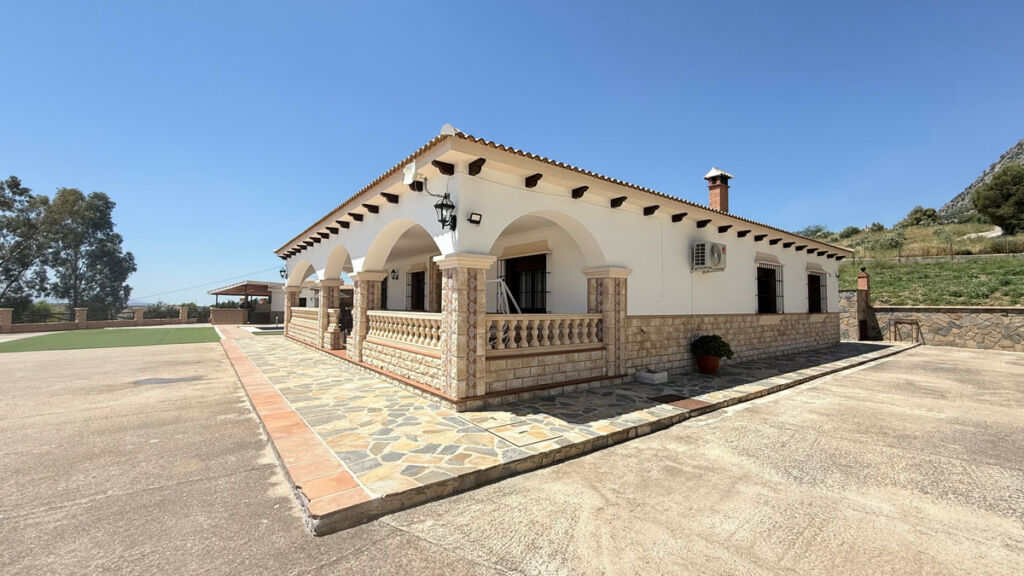 Detached Villa Valle de Abdalajis Málaga - image 2