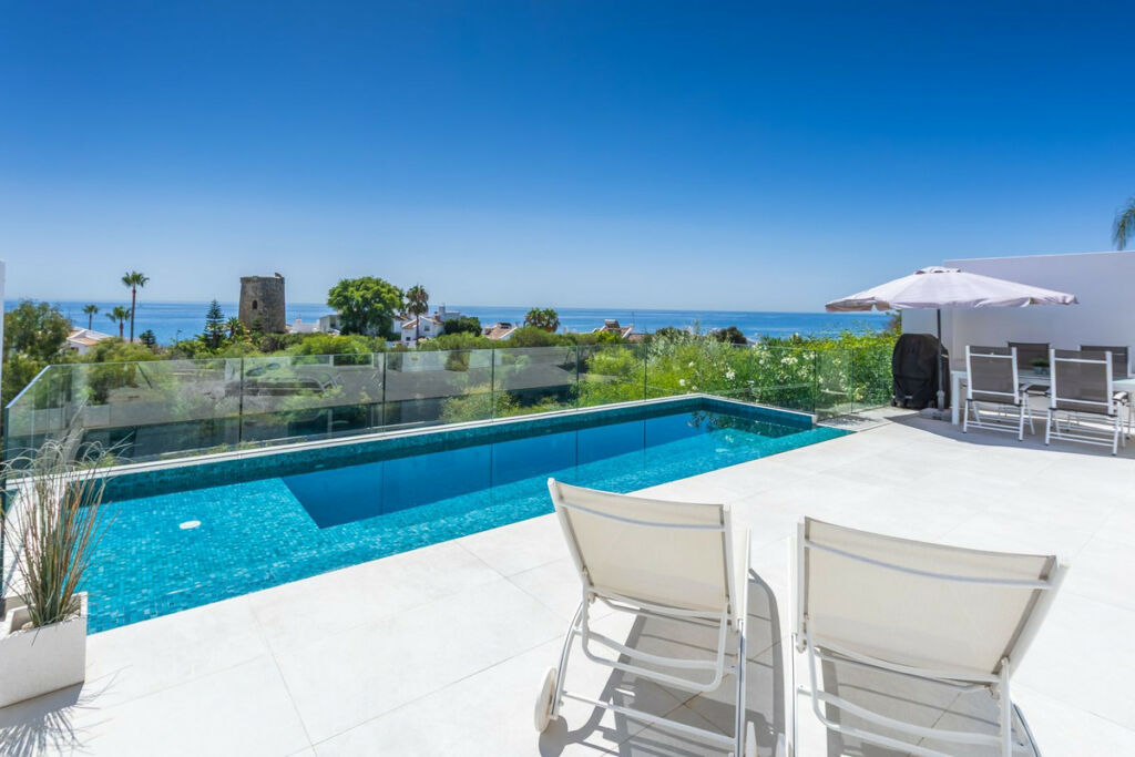 Detached Villa Estepona Málaga - image 2