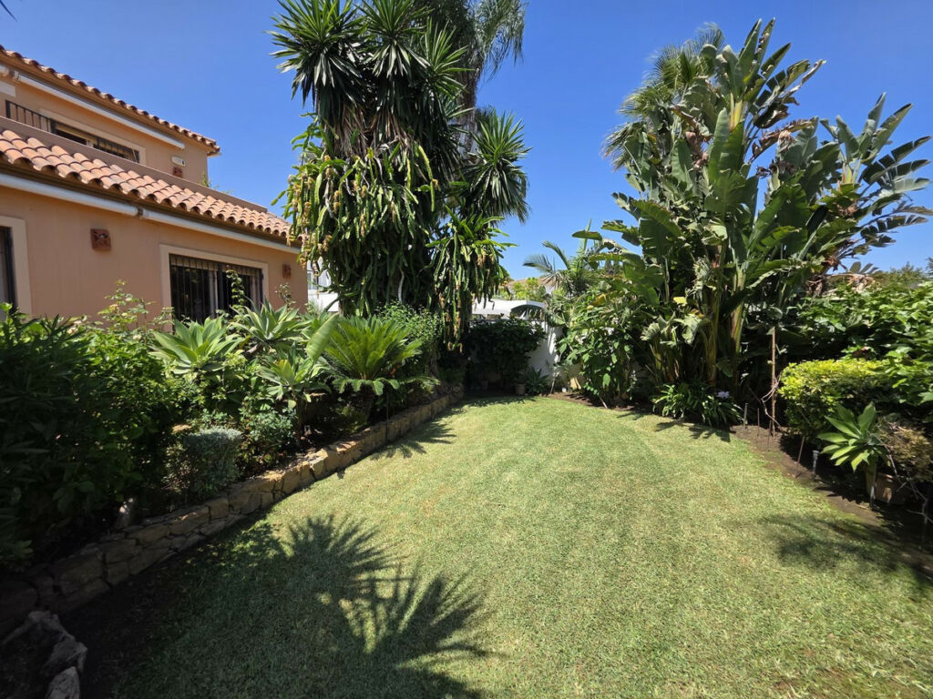 Detached Villa Marbesa Málaga - image 2