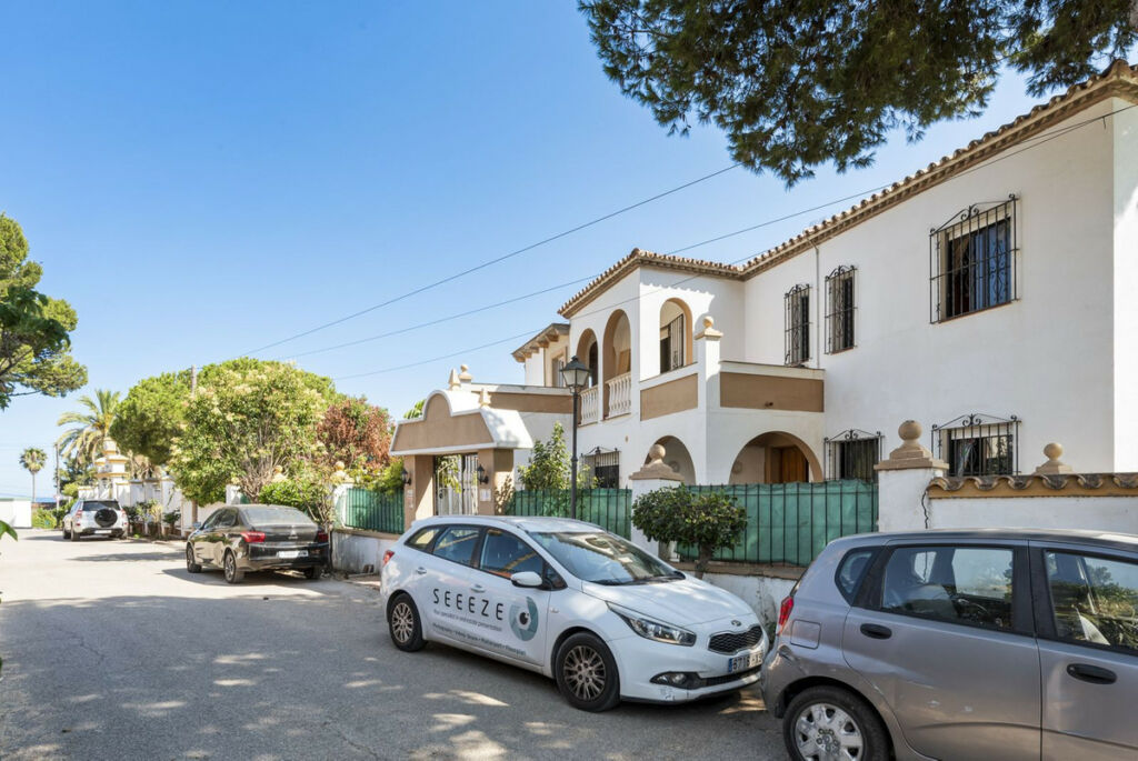 Detached Villa Estepona Málaga - image 2