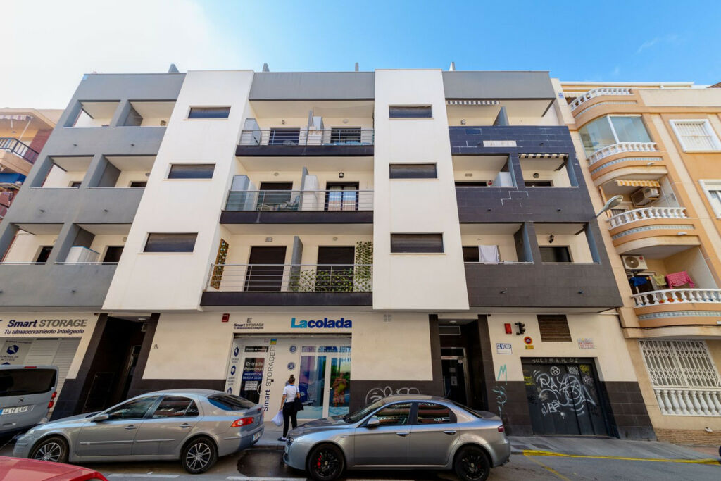 Middle Floor Apartment Torrevieja Alicante - image 2