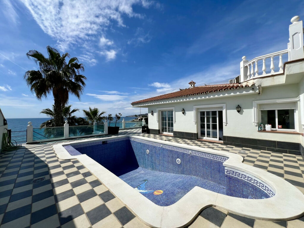 Detached Villa El Chaparral Málaga - image 2