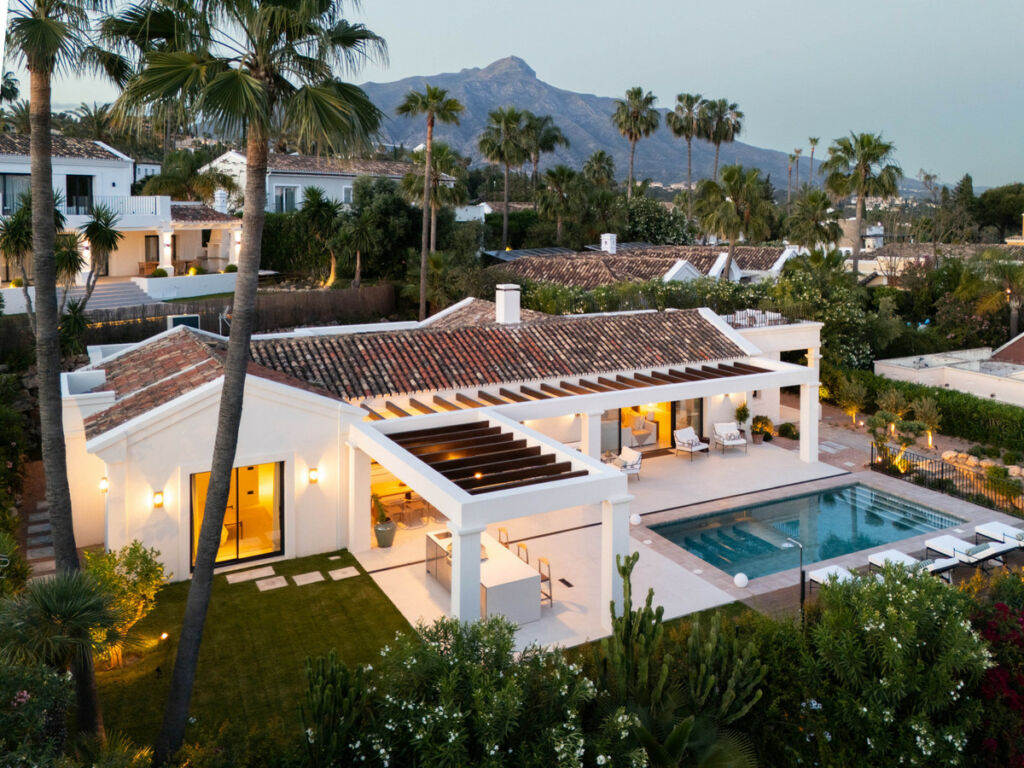 Detached Villa Nueva Andalucía Málaga - image 2