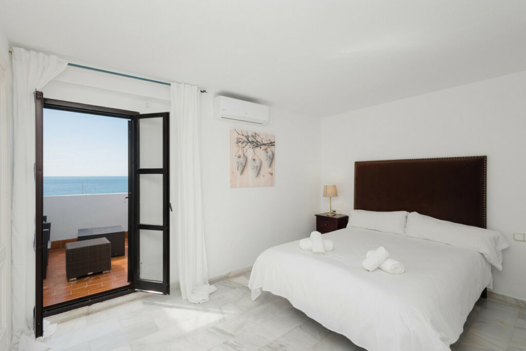 Middle Floor Apartment Puerto Banús Málaga - image 2