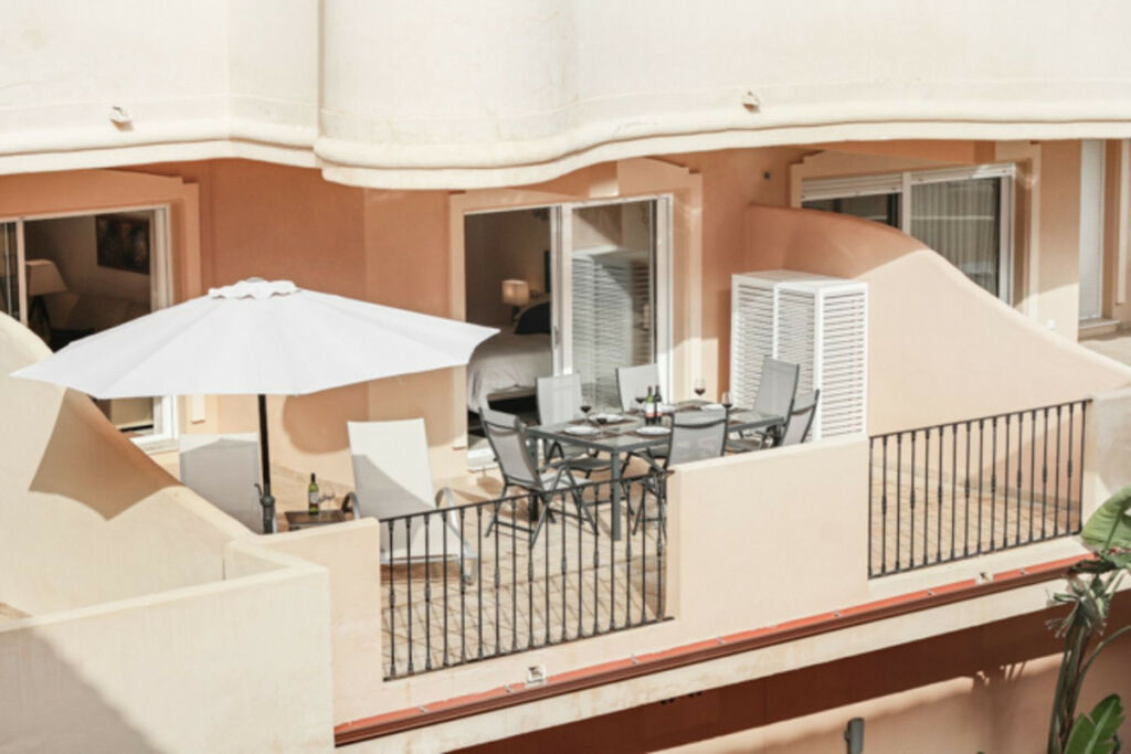 Ground Floor Apartment Aloha Málaga - image 2