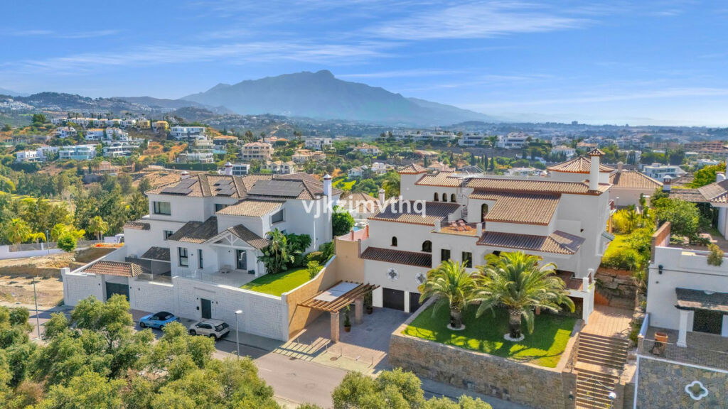 Detached Villa Benahavís Málaga - image 2