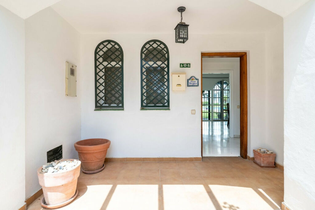 Townhouse Nueva Andalucía Málaga - image 2