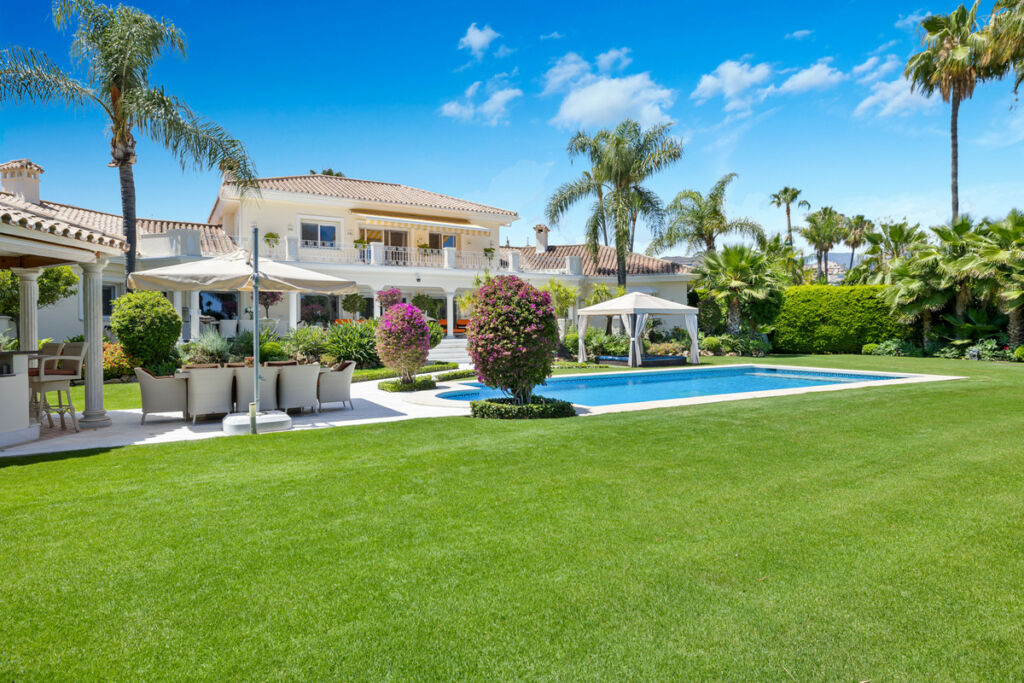 Detached Villa Nueva Andalucía Málaga - image 2