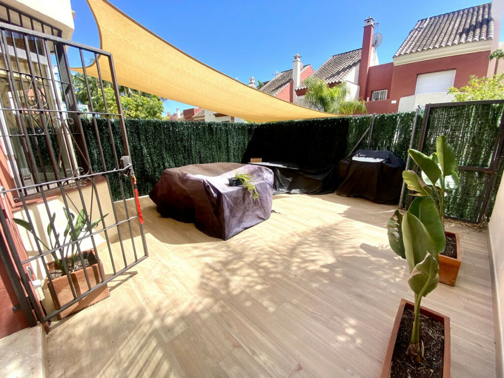 Townhouse Estepona Málaga - image 2