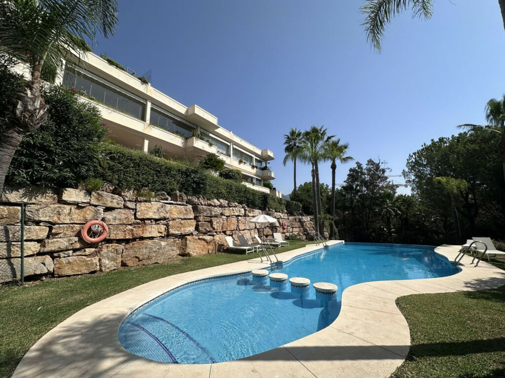 Middle Floor Apartment The Golden Mile Málaga - image 2