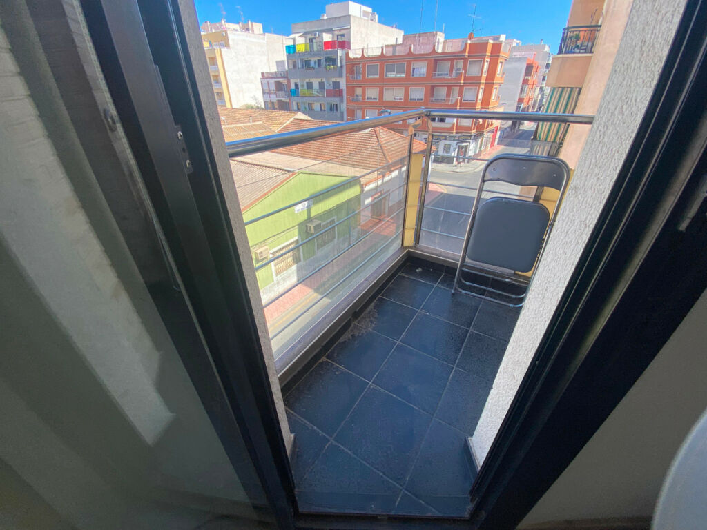 Middle Floor Apartment Torrevieja Alicante - image 2