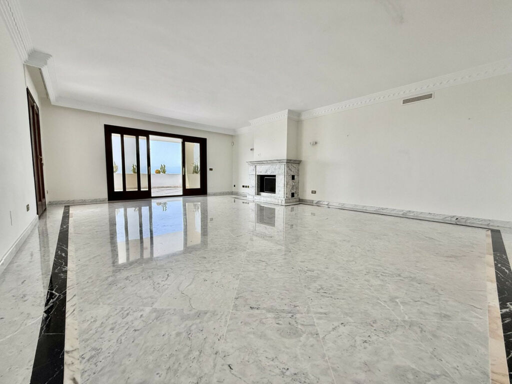 Middle Floor Apartment The Golden Mile Málaga - image 2