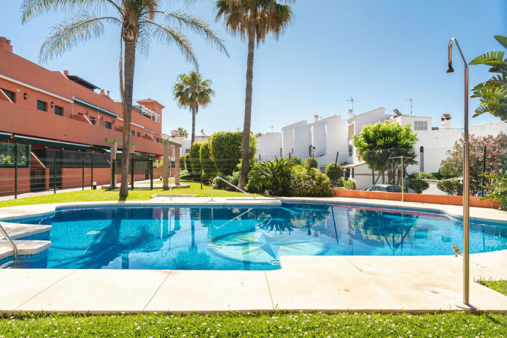 Middle Floor Apartment Casares Playa Málaga - image 2