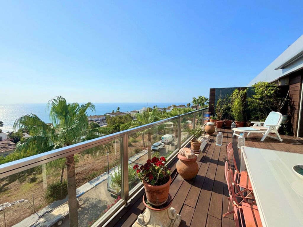 Penthouse La Duquesa Málaga - image 2