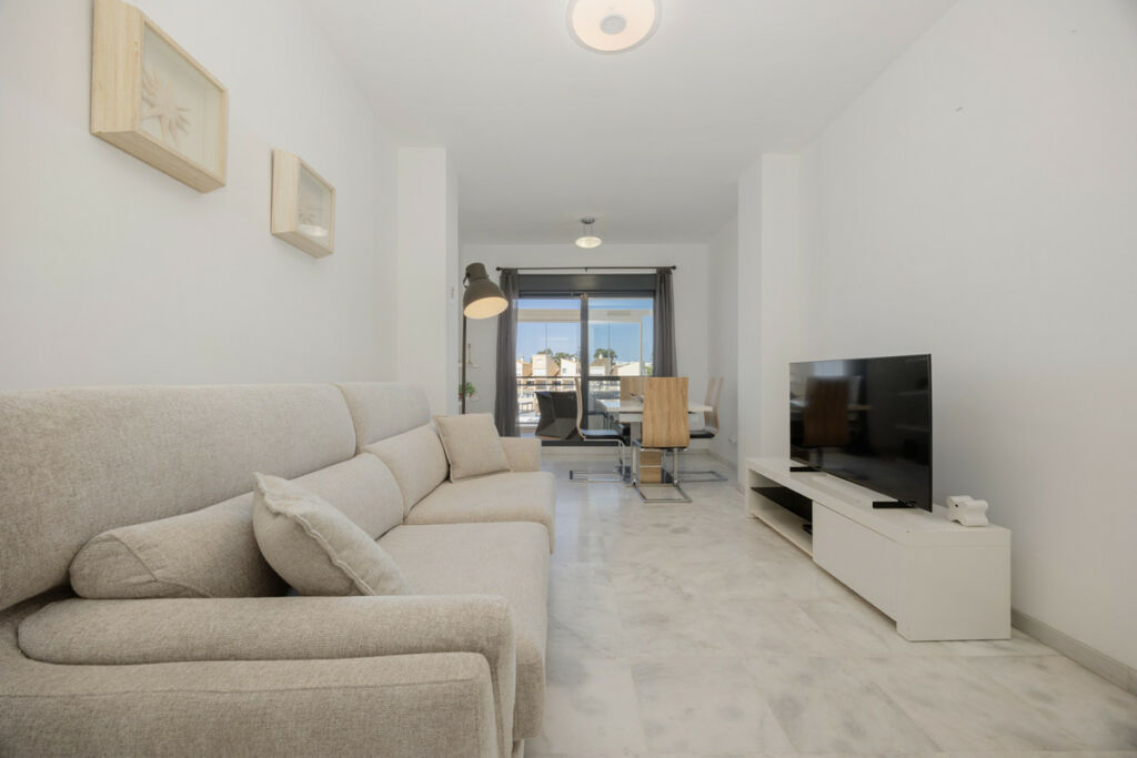 Middle Floor Apartment Estepona Málaga - image 2