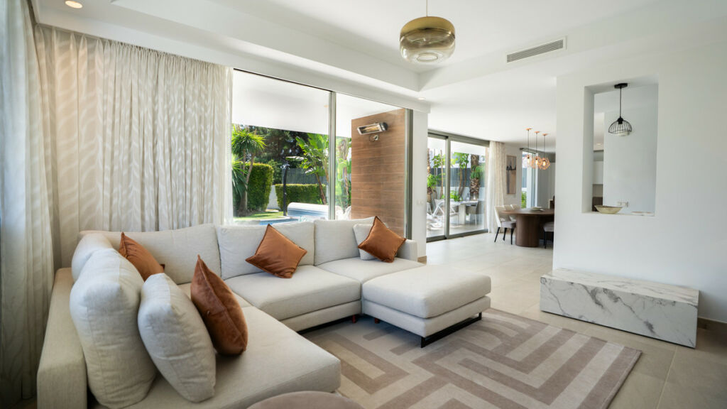 Detached Villa Estepona Málaga - image 2