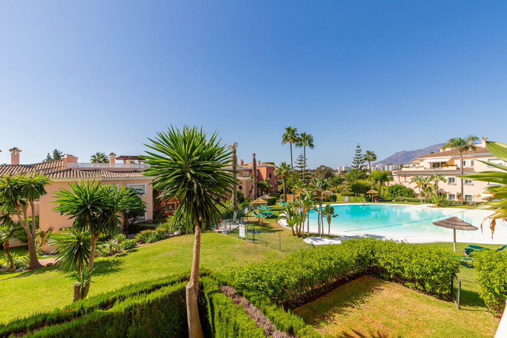 Middle Floor Apartment Estepona Málaga - image 2