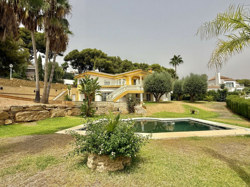 Detached Villa Hacienda Las Chapas Málaga - image 3
